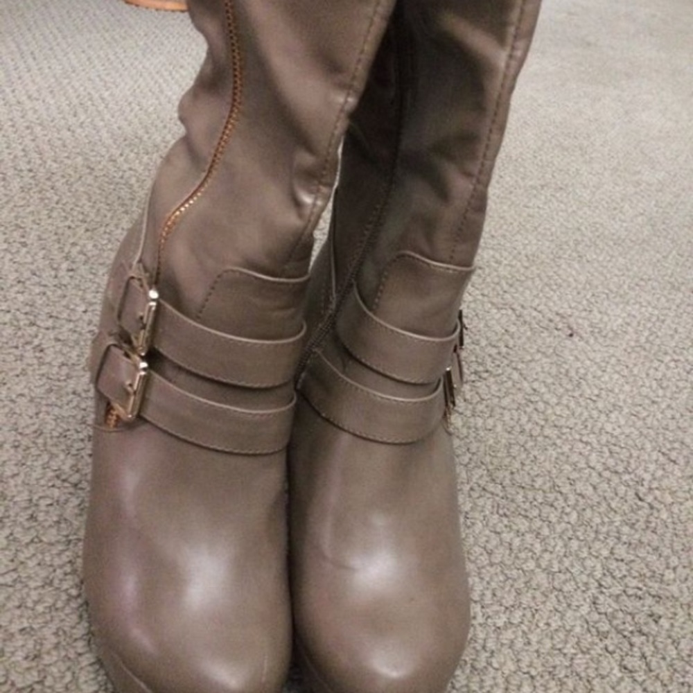 Tan colored boots size 8